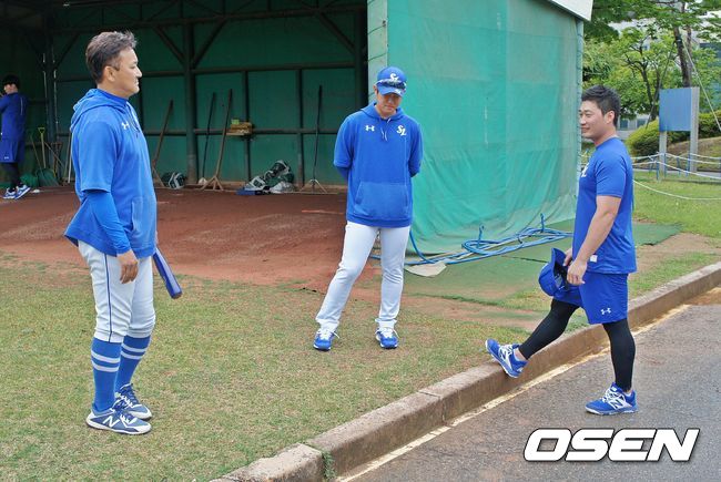 [OSEN=경산, 손찬익 기자] 오치아이 에이지 퓨처스 감독과 이야기를 나누는 오승환 /what@osen.co.kr