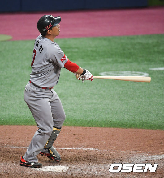 [OSEN=고척,박준형 기자]7회초 SK 선두타자 김강민이 솔로홈런으르 날리고 있다.  /   soul1014@osen.co.kr