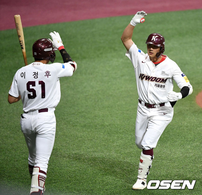 [OSEN=고척, 최규한 기자]1회말 1사 주자없는 상황 키움 김하성이 선제 좌월 솔로포를 날리고 홈을 밟은 뒤 이정후와 기뻐하고 있다. / dreamer@osen.co.kr