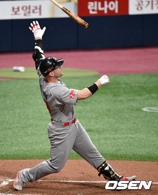 [OSEN=고척, 최규한 기자]3회초 2사 주자없는 상황 로맥이 역전 좌월 솔로포를 날리고 있다. / dreamer@osen.co.kr