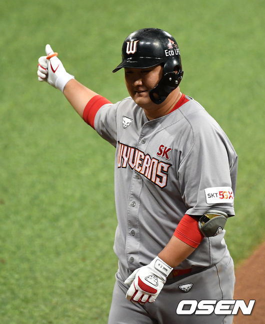 [OSEN=고척, 최규한 기자]7회초 2사 1, 2루 상황 SK 남태혁이 달아나는 1타점 적시타를 날리고 1루에 안착한 뒤 기뻐하고 있다. / dreamer@osen.co.kr
