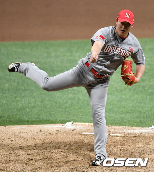 [OSEN=고척, 최규한 기자]9회말 마운드에 오른 SK 투수 하재훈이 힘차게 공을 뿌리고 있다. / dreamer@osen.co.kr