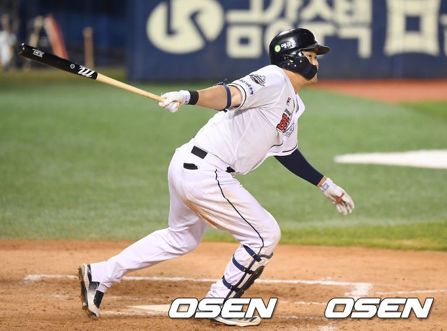 [OSEN=잠실, 곽영래 기자] 19일 오후 서울 잠실야구장에서 '2020 신한은행 SOL KBO리그' 두산 베어스와 NC 다이노스의 경기가 열렸다.8회말 1사 1,2루 두산 오재일이 적시타를 때려내고 있다. /youngrae@osen.co.kr