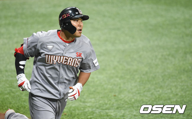 [OSEN=고척,박준형 기자]3회초 SK 선두타자 한동민이 솔로홈런을 날리고 있다. /   soul1014@osen.co.kr