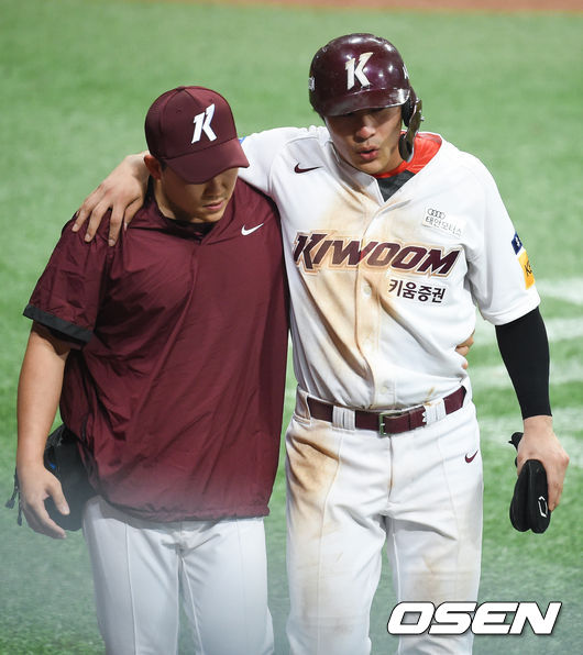 [OSEN=고척,박준형 기자]9회말 2사 2루 키움 박동원의 동점 적시타때 홈을 밟은 김하성이 부축을 받으며 더그아웃으로 들어가고 있다 . /   soul1014@osen.co.kr