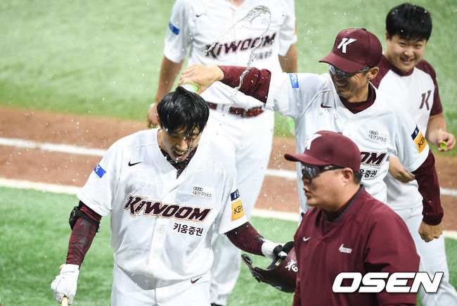 [OSEN=고척,박준형 기자]연장10회말 무사 2루 키움 박정음이 끝내기 안타를 날리고 손혁 감독에게 물세례를 받고 있다. /   soul1014@osen.co.kr
