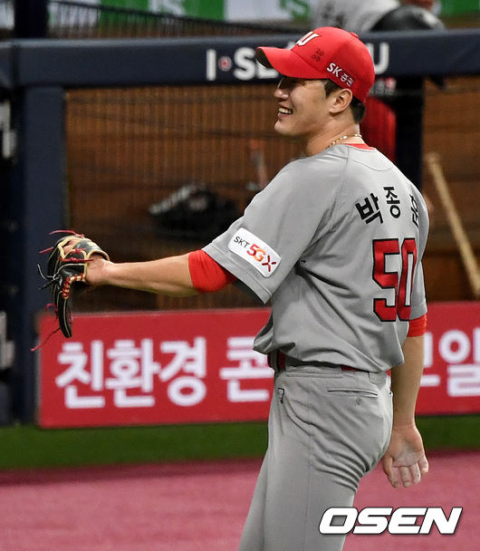 [OSEN=고척, 최규한 기자]3회말 2사 1, 2루 상황 키움 김혜성을 외야 플라이로 이끌며 실점없이 이닝을 마무리지은 SK 선발 박종훈이 기뻐하고 있다. / dreamer@osen.co.kr