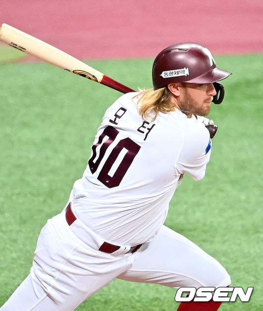 [OSEN=고척, 민경훈 기자]2회말 1사 주자 1루 키움 모터가 중견수 앞 안타를 날리고 있다./ rumi@osen.co.kr