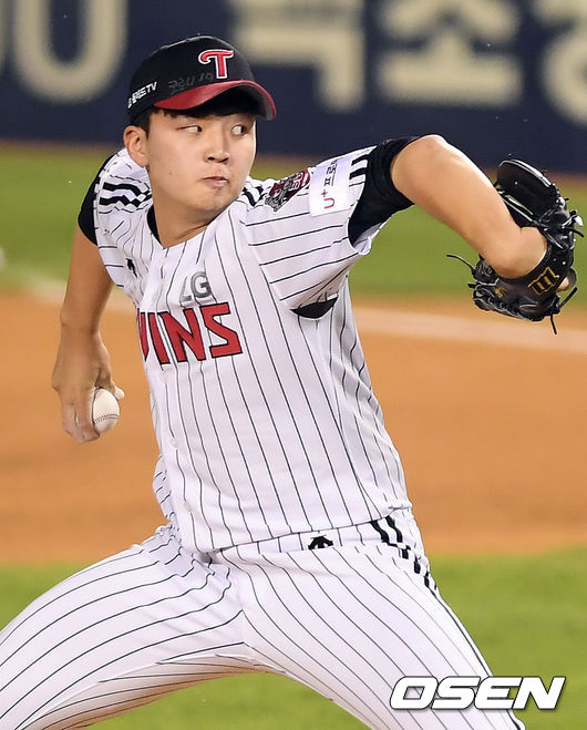 [OSEN=잠실, 조은정 기자]LG 이민호가 공을 뿌리고 있다. /cej@osen.co.kr