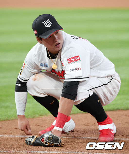 [OSEN=수원 , 민경훈 기자]3회초 2사 주자 만루 한화 이성열의 1루수 왼쪽 1타점 적시타때 볼을 잡지 못한 강백호가 아쉬워하고 있다. /rumi@osen.co.kr