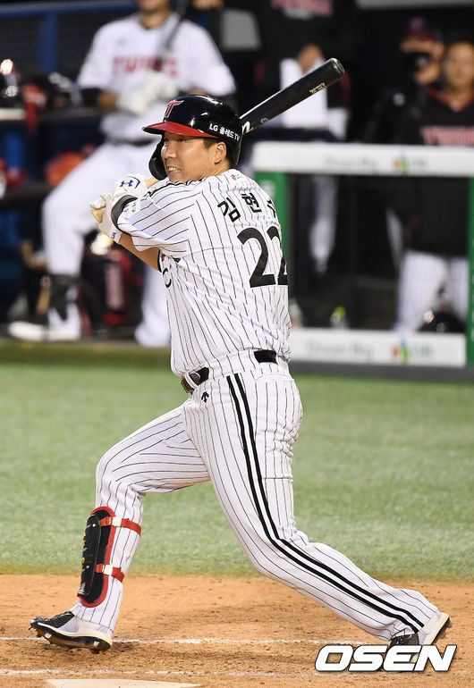 [OSEN=잠실, 곽영래 기자] LG 김현수가 적시타를 때려내고 있다. /youngrae@osen.co.kr