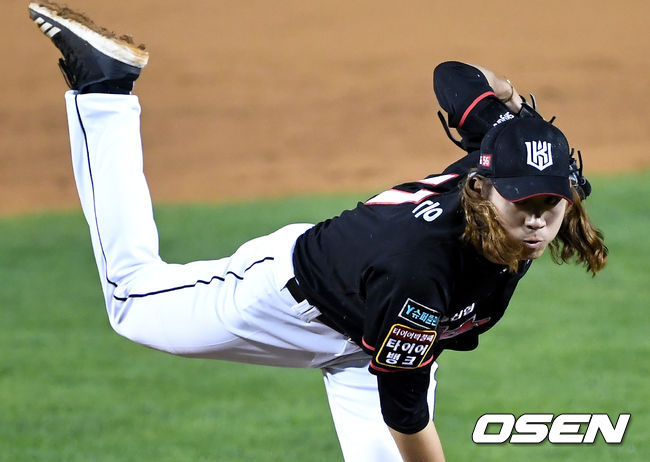 [OSEN=잠실, 최규한 기자]9회말 마운드에 오른 KT 투수 이대은이 힘차게 공을 뿌리고 있다. / dreamer@osen.co.kr