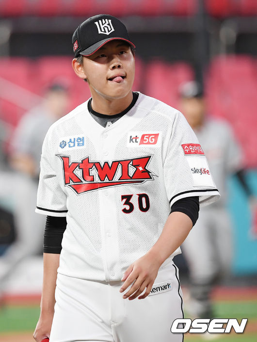[OSEN=수원, 민경훈 기자]KT 소형준이 덕아웃으로 들어오며 혀를 내밀고 있다. /rumi@osen.co.kr