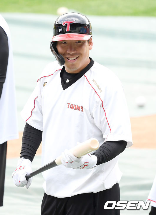 [OSEN=잠실, 조은정 기자]LG 김현수가 훈련 중 미소를 짓고 있다. /cej@osen.co.kr