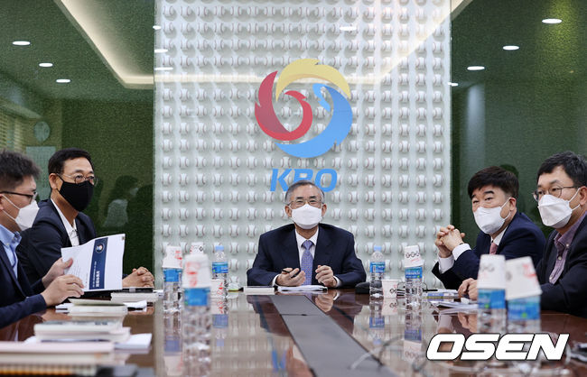 [OSEN=민경훈 기자] 25일 오후 서울 도곡동 KBO 컨퍼런스룸에서 강정호에 관한 상벌위가 열렸다. 메이저리그 재도전을 접고 KBO리그 복귀를 희망하는 강정호(33)는 지난 20일 KBO에 임의탈퇴 복귀 신청서를 제출했고, KBO는 강정호의 과거 음주운전 사고에 따른 상벌위원회를 열기로 결정했다. / rumi@osen.co.kr