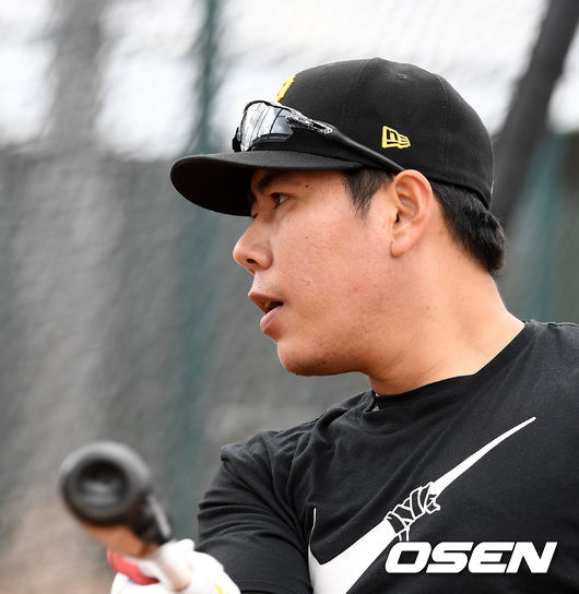 [OSEN=투산(미국 애리조나주), 지형준 기자] 새로운 팀을 구하고 있는 강정호가 24일(한국시간) 미국 애리조나 투산 키노 스포츠콤플렉스에서 열린 KT 위즈 스프링캠프에 참가해 훈련을 하고 있다. /jpnews@osen.co.kr