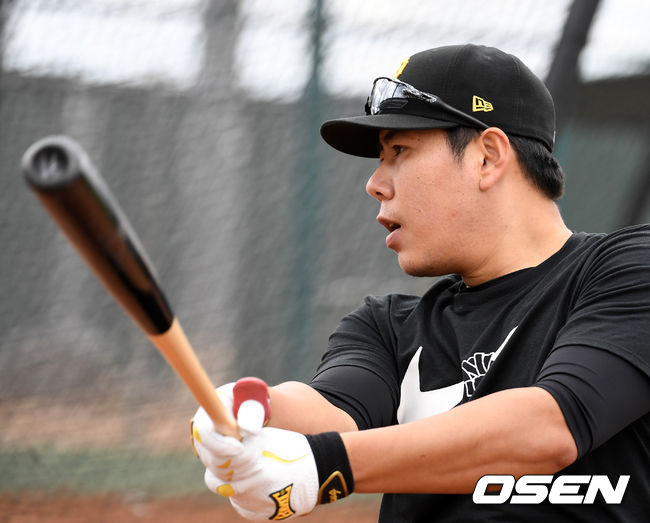 [OSEN=투산(미국 애리조나주), 지형준 기자] 새로운 팀을 구하고 있는 강정호가 24일(한국시간) 미국 애리조나 투산 키노 스포츠콤플렉스에서 열린 KT 위즈 스프링캠프에 참가해 훈련을 하고 있다. /jpnews@osen.co.kr