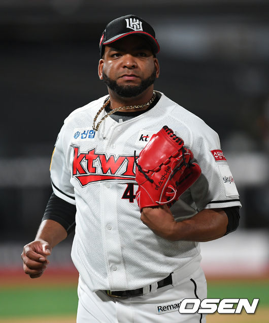 [OSEN=수원, 김성락 기자]KT는 27일 수원 KT위즈파크에서 열린 ‘2020 신한은행 SOL KBO리그’ KIA 타이거즈와의 팀 간 2차전에서 5-0으로 승리했다. KT는 2연패에서 벗어나며 시즌 8승(11패) 째를 거뒀다. KIA는 시즌 9패(11승) 째를 당했다.8회말 KT 데스파이네가 마운드에서 내려오고 있다./ksl0919@osen.co.kr