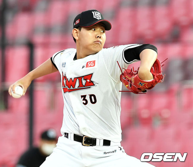 [OSEN=수원, 최규한 기자]KT 선발 소형준이 힘차게 공을 뿌리고 있다. / dreamer@osen.co.kr