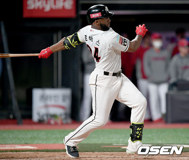 [OSEN=수원, 김성락 기자]28일 오후 경기도 수원 KT위즈파크에서 ‘2020 신한은행 SOL KBO리그’ KT 위즈와 KIA 타이거즈의 경기가 열렸다.4회말 1사 만루 상황 KT 로하스가 역전의 2타점 적시타를 날리고 있다./ksl0919@osen.co.kr