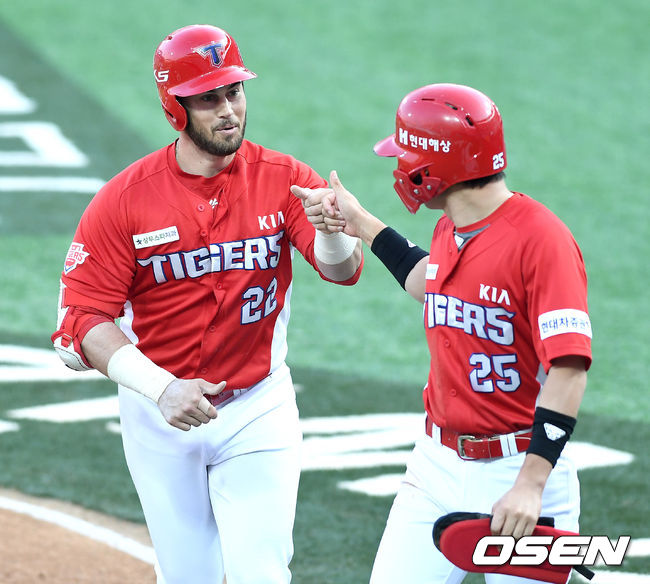 [OSEN=수원, 최규한 기자]1회초 무사 1루 상황 KIA 터커가 선제 우중간 투런포를 날리고 홈을 밟은 뒤 박찬호와 인사를 나누고 있다. / dreamer@osen.co.kr