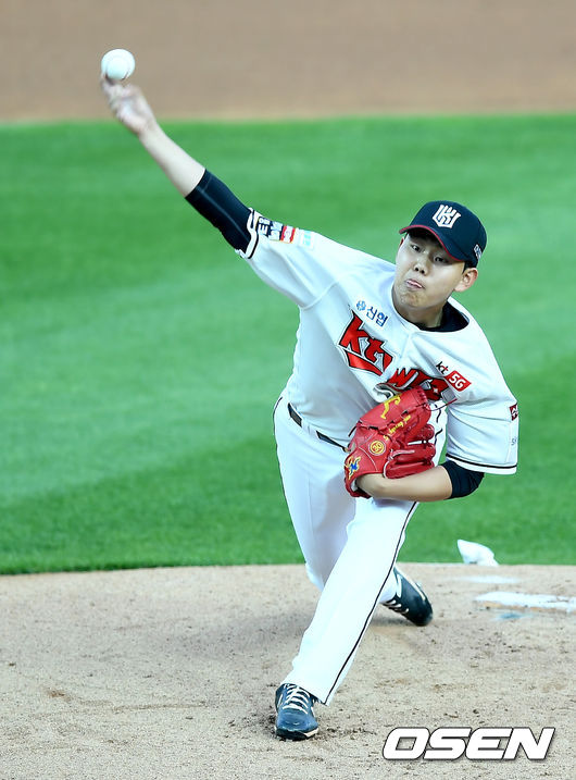 [OSEN=수원, 김성락 기자]28일 오후 경기도 수원 KT위즈파크에서 ‘2020 신한은행 SOL KBO리그’ KT 위즈와 KIA 타이거즈의 경기가 열렸다.1회초 KT 선발투수 소형준이 마운드에 올라 힘차게 공을 뿌리고 있다./ksl0919@osen.co.kr