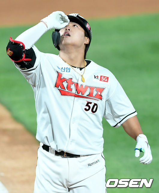 [OSEN=수원, 김성락 기자] 19일 오후 경기도 수원 KT위즈파크에서 '2020 신한은행 SOL KBO리그' KT 위즈와 한화 이글스의 경기가 열렸다.4회말 무사 1루에서 KT 강백호가 투런포를 날리고 그라운드를 돌며 세리모니를 하고 있다./ksl0919@osen.co.kr