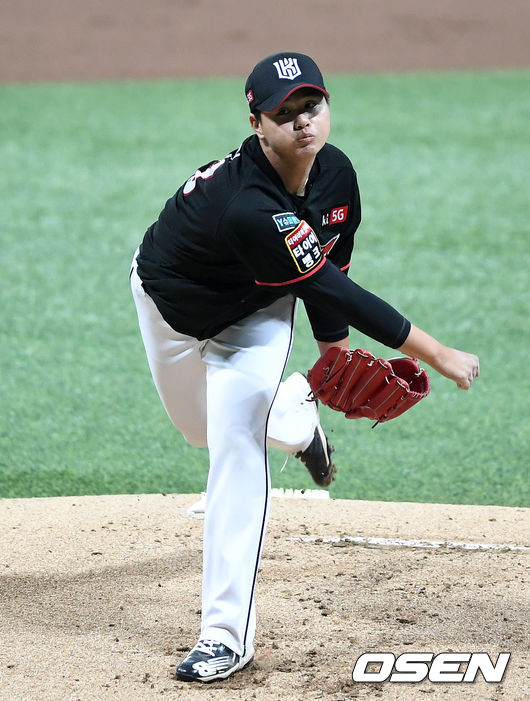 [OSEN=고척, 이대선 기자] 29일 오후 서울 고척스카이돔에서 2020 KBO리그 키움 히어로즈와 KT 위즈의 경기가 열렸다.1회말 무사에서 KT 선발투수 김민이 역투하고 있다. /sunday@osen.co.kr