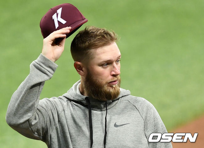 [OSEN=고척, 이대선 기자]키움은 29일 서울 고척스카이돔에서 열린 ‘2020 신한은행 SOL KBO리그’ KT 위즈와의 홈경기에서 5-1로 승리했다. 이날 승리로 키움은 길었던 4연패에서 탈출했다. KT는 2연승이 끝났다.경기 종료 후 키움 요키시가 승리의 기쁨을 나누고 있다./sunday@osen.co.kr