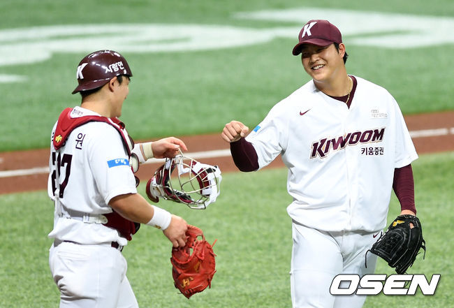 [OSEN=고척, 이대선 기자]키움은 29일 서울 고척스카이돔에서 열린 ‘2020 신한은행 SOL KBO리그’ KT 위즈와의 홈경기에서 5-1로 승리했다. 이날 승리로 키움은 길었던 4연패에서 탈출했다. KT는 2연승이 끝났다.경기 종료 후 키움 박동원과 조상우가 승리의 기쁨을 나누고 있다./sunday@osen.co.kr
