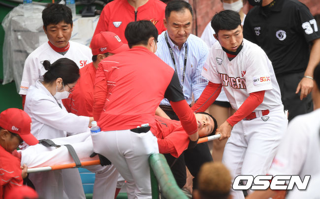 [OSEN=인천, 곽영래 기자]SK 염경엽 감독이 2회초 후 갑자기 쓰러져 구급차로 이송되고 있다. /youngrae@osen.co.kr