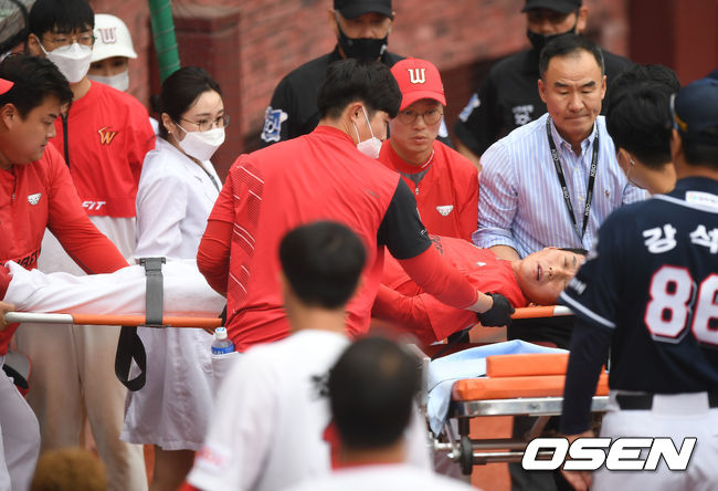 [OSEN=인천, 곽영래 기자] 25일 오후 인천 SK행복드림구장에서 '2020 신한은행 SOL KBO리그' SK 와이번스와 두산 베어스의 경기가 열렸다.SK 염경엽 감독이 2회초 후 갑자기 쓰러져 병원으로 이송되고 있다. /youngrae@osen.co.kr