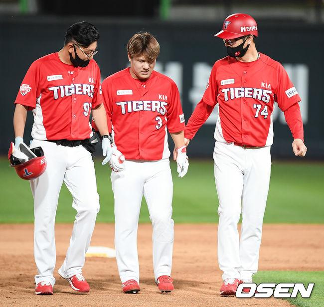 [OSEN=박준형 기자]9일 오후 경기도 수원시 수원KT위즈파크에서 KBO리그 KT 위즈와 KIA 타이거즈의 경기가 진행됐다.5회초 2사 2,3루 KIA 김선빈이 2타점 적시타를 날린뒤 햄스트링 부상으로 교체되고 있다. /   soul1014@osen.co.kr