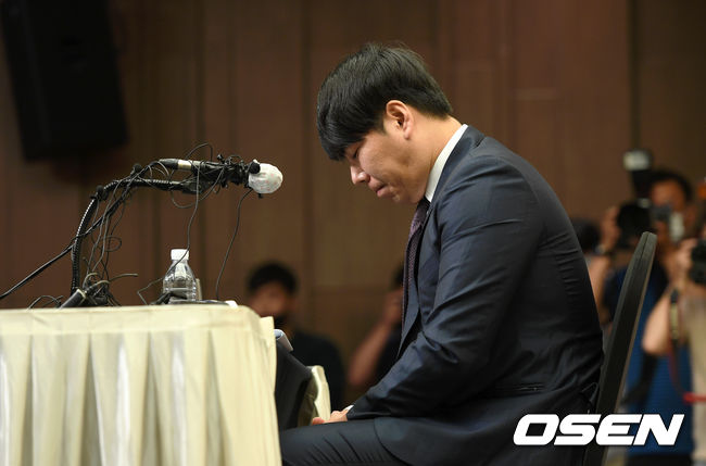 [OSEN=이대선 기자] KBO리그 복귀를 타진하는 전 메이저리거 강정호가 23일 오후 서울 스탠포드호텔 서울에서 기자회견을 통해 음주운전 관련 논란에 대해 입장을 밝혔다.강정호가 취재진의 질문을 듣고 있다. /sunday@osen.co.kr