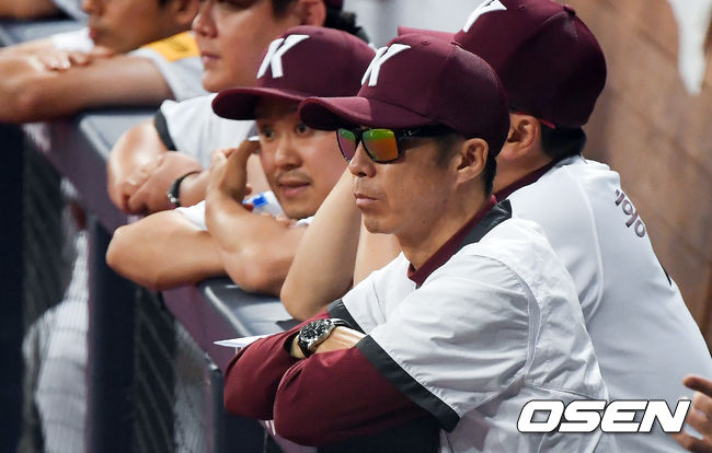 [OSEN=고척,박준형 기자]키움 손혁 감독이 경기를 지켜보고 있다 /soul1014@osen.co.kr