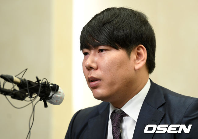 [OSEN=이대선 기자] KBO리그 복귀를 타진하는 전 메이저리거 강정호가 23일 오후 서울 스탠포드호텔 서울에서 기자회견을 통해 음주운전 관련 논란에 대해 입장을 밝혔다.강정호가 취재진의 질문에 답을 하고 있다. /sunday@osen.co.kr