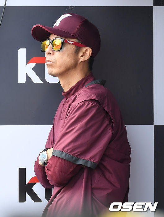 [OSEN=수원 , 곽영래 기자]키움 손혁 감독이 경기를 지켜보고 있다. /youngrae@osen.co.kr