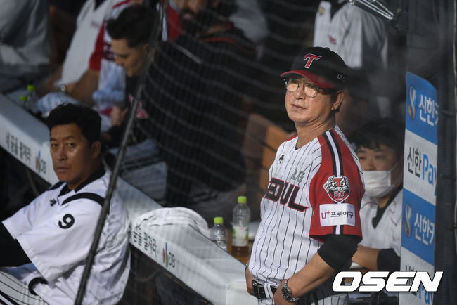 [OSEN=잠실,박준형 기자]LG 류중일 감독이 비내리는 하늘을 바라보고 있다. / soul1014@osen.co.kr