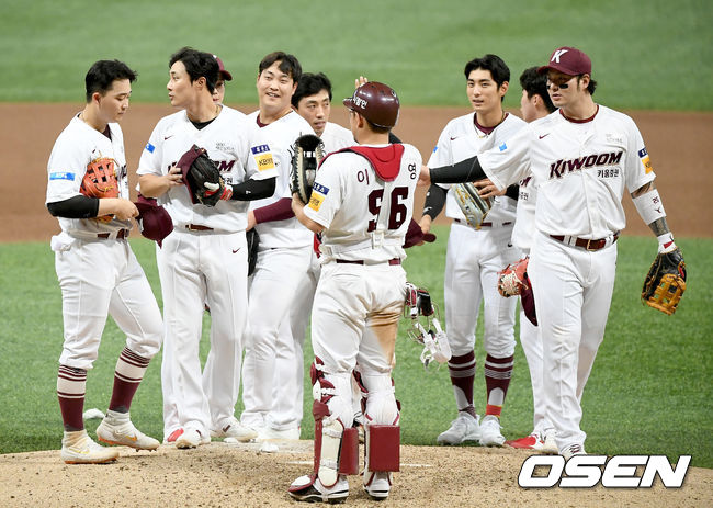 [OSEN=고척, 김성락 기자] 키움 히어로즈가 1위 NC 다이노스를 격파하고 3연패를 벗어났다.키움은 14일 서울 고척스카이돔에서 열린 ‘2020 신한은행 SOL KBO리그’ NC 다이노스와의 홈경기에서 5-1로 승리했다. 이날 승리로 키움은 3연패를 끊었다.부상에서 돌아온 브리검은 5이닝 3피안타 2탈삼진 1볼넷 1실점으로 호투하며 시즌 첫 승을 따냈다. 양현-김상수-안우진-조상우로 이어지는 필승조는 모두 1이닝 무실점 투구로 깔끔하게 경기를 마무리했다.경기 종료 후 키움 선수들이 기쁨을 나누고 있다./ks0919@osen.co.kr