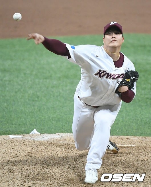 [OSEN=고척, 김성락 기자] 15일 서울 고척스카이돔에서 ‘2020 신한은행 SOL KBO리그’ 키움 히어로즈와 NC 다이노스의 경기가 열렸다.9회초 키움 조상우가 마운드에 올라 힘차게 공을 뿌리고 있다./ks0919@osen.co.kr