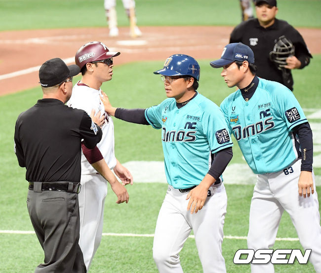 [OSEN=고척, 조은정 기자] 16일 오후 서울 고척스카이돔에서 ‘2020 신한은행 SOL KBO리그’ 키움 히어로즈와 NC 다이노스의 경기가 열렸다.8회말 2사 키움 이정후 타석 때 NC 송명기의 빈볼성 타구에 조재영 코치가 NC 더그아웃에 항의를 하고 있다. /cej@osen.co.kr
