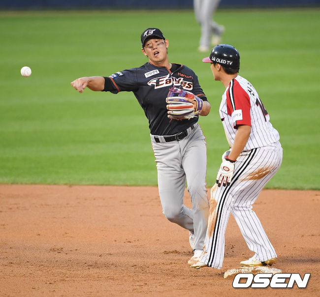 [OSEN=잠실,박준형 기자]19일 오후 서울 잠실구장에서 KBO리그 LG 트윈스와 한화 이글스의 경기가 진행됐다. 8회말 1사 1루 LG 정주현의 내야땅볼때 하주석 유격수가 송구실책하고 있다.  / soul1014@osen.co.kr