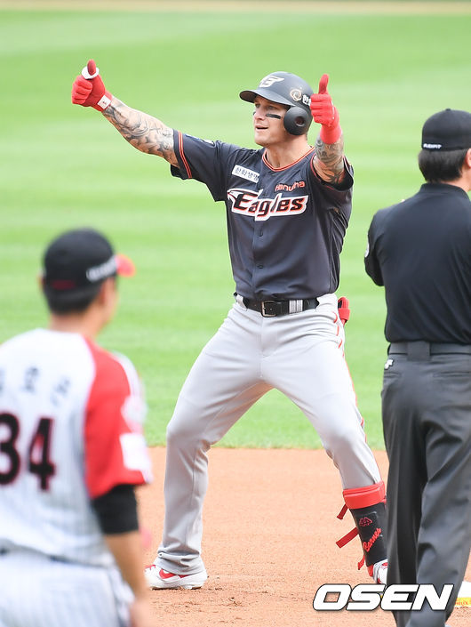 [OSEN=잠실,박준형 기자]1회초 2사 1루 한화 반즈가 선취 1타점 적시 2루타를 날리고 세리머니를 하고 있다. / soul1014@osen.co.kr