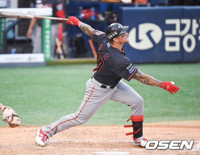 [OSEN=잠실,박준형 기자]8회초 1사 1루 한화 반즈가 안타를 날리고 있다.  / soul1014@osen.co.kr
