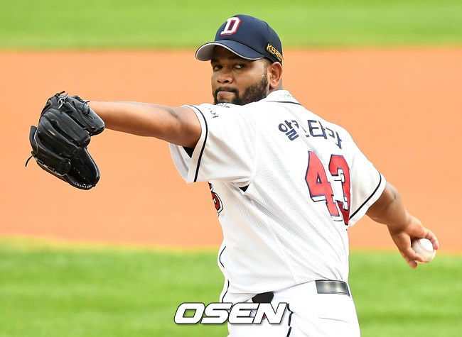 [OSEN=잠실, 최규한 기자]두산 선발 알칸타라가 힘차게 공을 뿌리고 있다. / dreamer@osen.co.kr