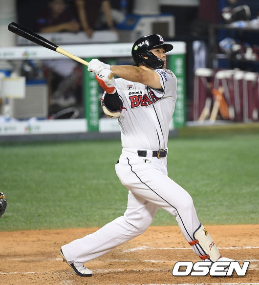 [OSEN=잠실, 조은정 기자]6회말 2사 2루 두산 김재환이 우월 투런 홈런을 때려내고 있다. /cej@osen.co.kr