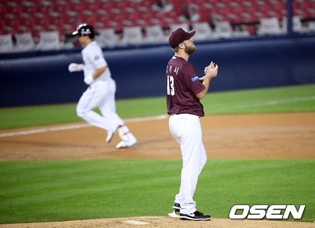 [OSEN=잠실, 조은정 기자] 21일 오후 서울 잠실야구장에서 ‘2020 신한은행 SOL KBO리그’ 두산 베어스와 키움 히어로즈의 경기가 열렸다.6회말 2사 2루 키움 선발 요키시가 두산 김재환에게 우월 투런 홈런을 허용한 뒤 아쉬워하고 있다. /cej@osen.co.kr