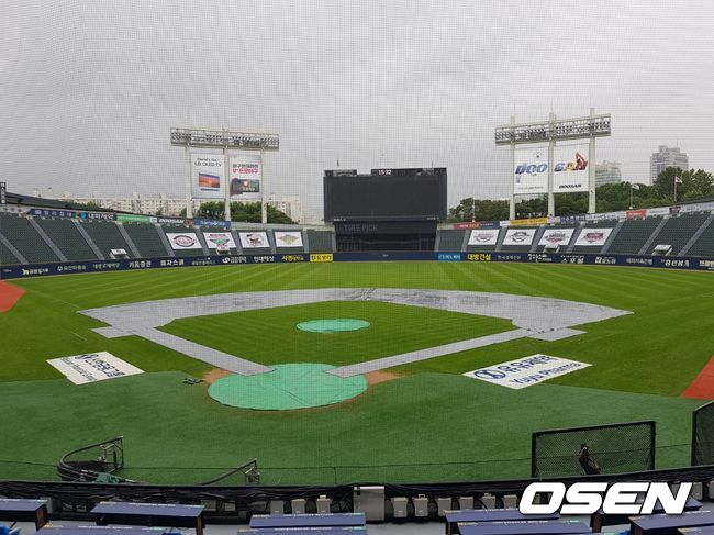 [OSEN=잠실, 길준영 기자] 비 내리는 잠실구장. /fpdlsl72556@osen.co.kr