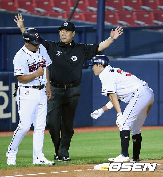 [OSEN=잠실, 조은정 기자]6회말 무사 1루 두산 정수빈이 선취 우전 1타점 적시 3루타를 때려낸 뒤 기뻐하고 있다. /cej@osen.co.kr