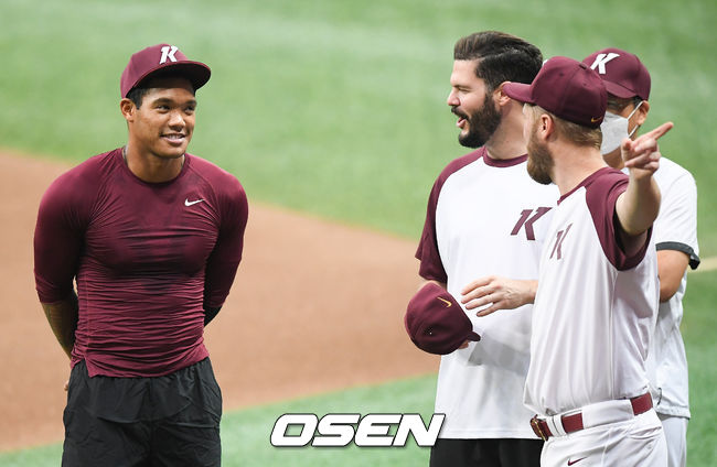 [OSEN=고척, 박준형 기자]키움 새용병 러셀이 요키시와 브리검과 이야기를 나누고 있다.   / soul1014@osen.co.kr